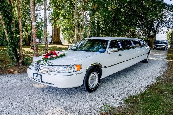 Limousine blanche de mariage avec décoration florale